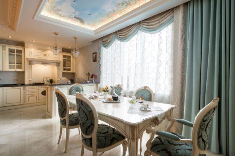 Plafonds en plaques de plâtre lumineux dans la cuisine