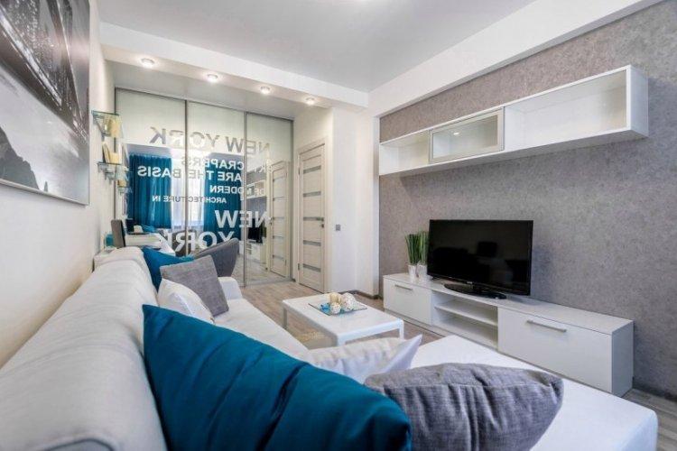 Plafond en plaques de plâtre dans un petit salon (hall)