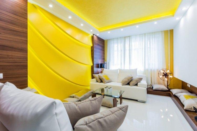 Plafonds en plaques de plâtre éclairés dans le hall (salon)