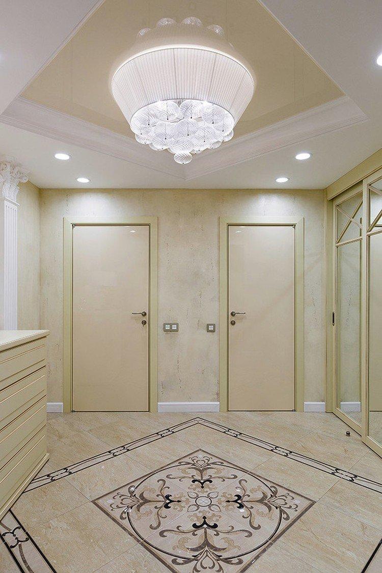 Plafonds en plaques de plâtre duplex dans le couloir