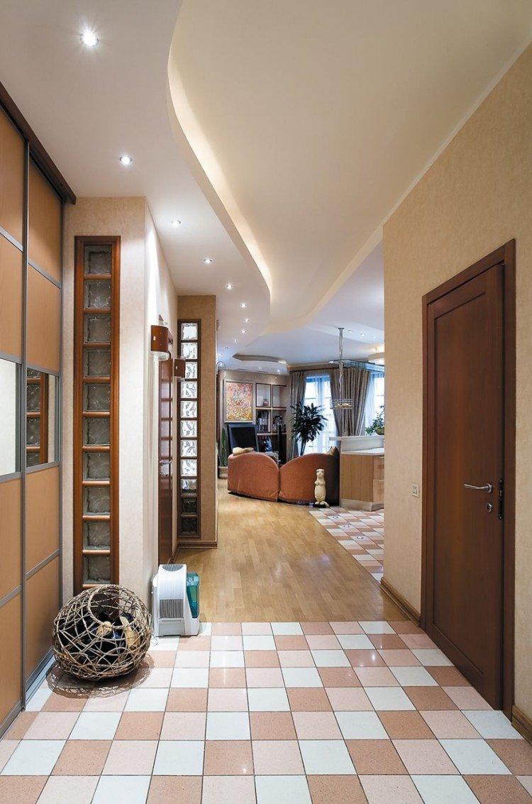 Plafonds en plaques de plâtre bouclés dans le couloir