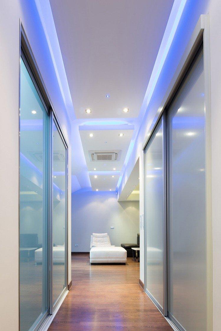 Plafonds en plaques de plâtre éclairés dans le couloir