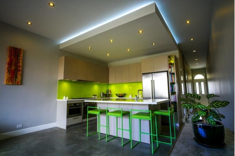 Éclairage caché - Plafonnier en plaques de plâtre dans la cuisine