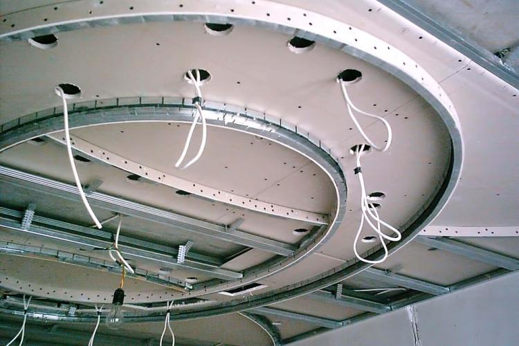 Installation d'un plafond en plaques de plâtre dans la cuisine