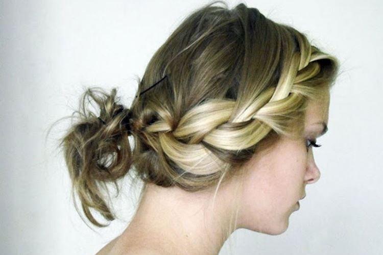 Bandeau avec un chignon - Coiffures pour tous les jours pour cheveux mi-longs