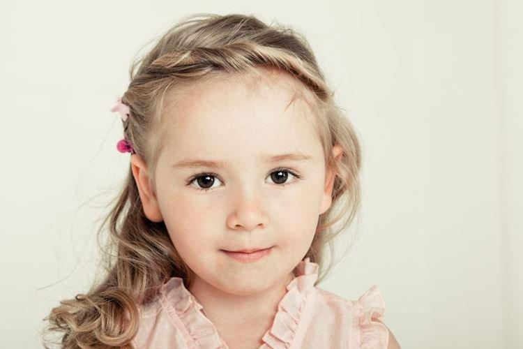 Boucles avec tresses - Coiffures pour cheveux mi-longs pour filles