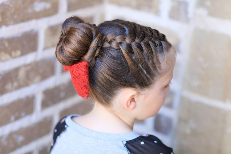 Chignon avec des tresses des tempes - Coiffures pour cheveux mi-longs pour filles