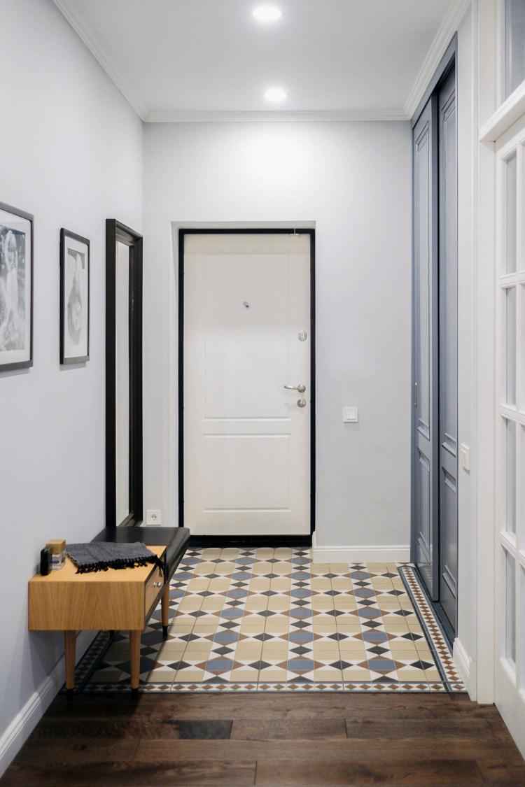 Décoration de plafond - Conception de couloir dans un style classique