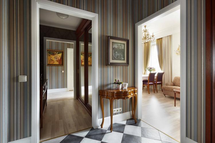 Conception de couloir dans un style classique - photos d'intérieurs réels