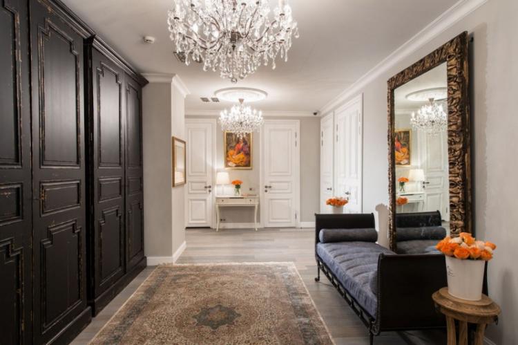 Conception de couloir dans un style classique - photos d'intérieurs réels