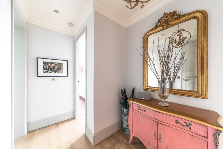 Conception de couloir dans un style classique - photos d'intérieurs réels