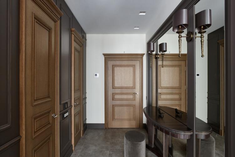 Conception de couloir dans un style classique - photos d'intérieurs réels