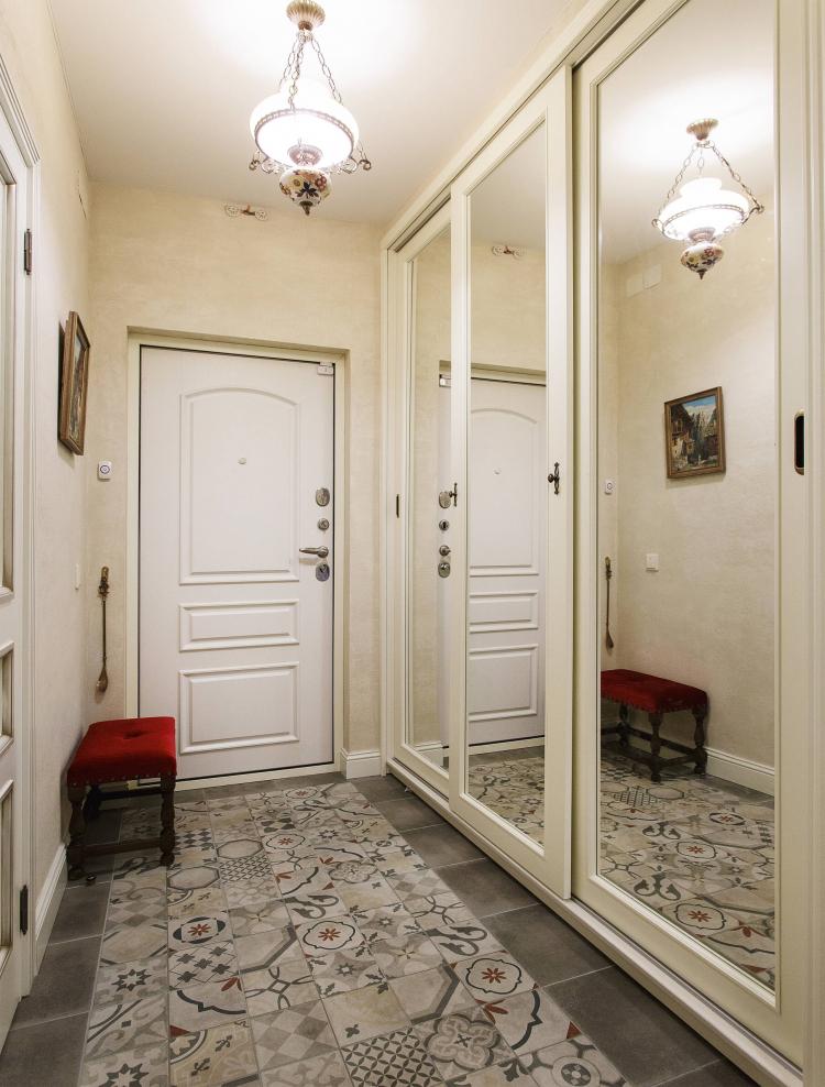 Conception de couloir dans un style classique - photos d'intérieurs réels