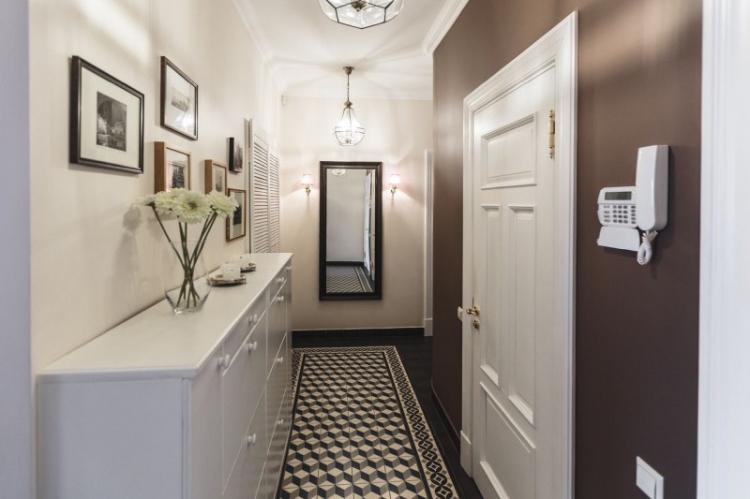 Couloir étroit dans un style moderne - Design d'intérieur