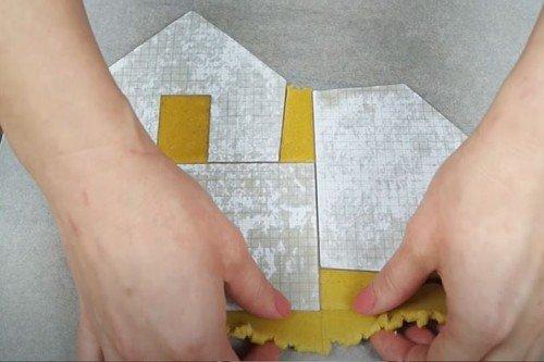 Maison en pain d'épice DIY avec glaçage protéiné en poudre - recette étape par étape