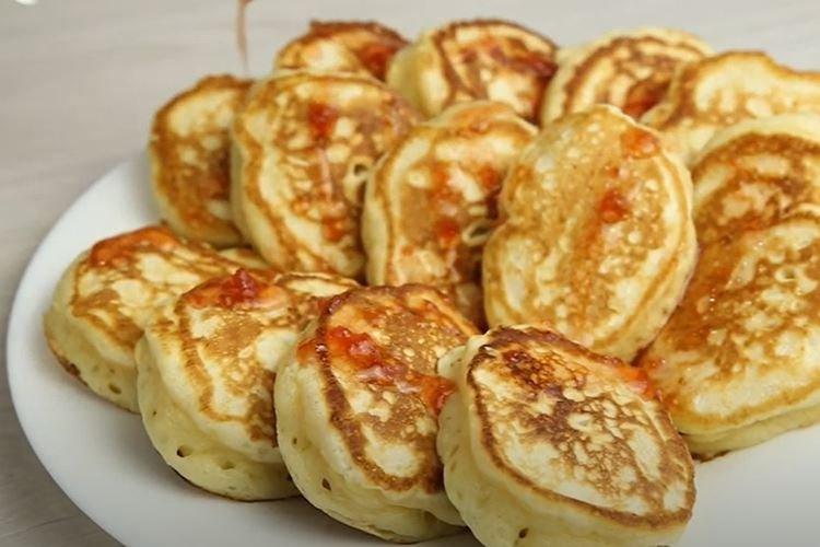 Crêpes luxuriantes sur kéfir chaud - une recette étape par étape avec une photo