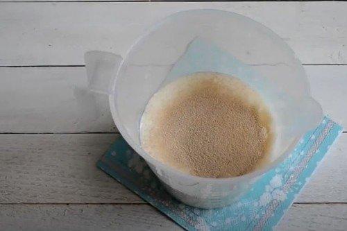 Crêpes luxuriantes au kéfir et à la levure - une recette étape par étape