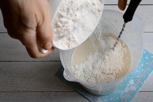 Crêpes luxuriantes au kéfir et à la levure - une recette étape par étape