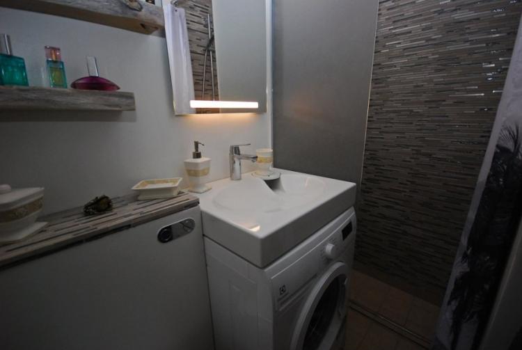 Évier au-dessus de la machine à laver - photo