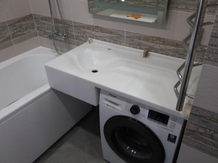 Évier au-dessus de la machine à laver - photo