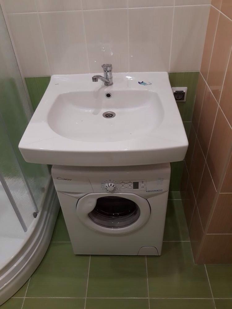 Évier au-dessus de la machine à laver - photo