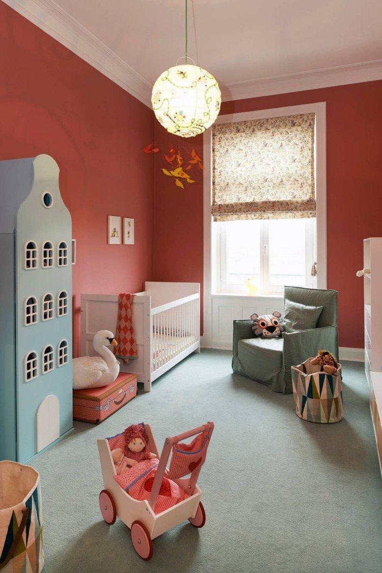 Stores romains dans la chambre des enfants - photo de design d'intérieur