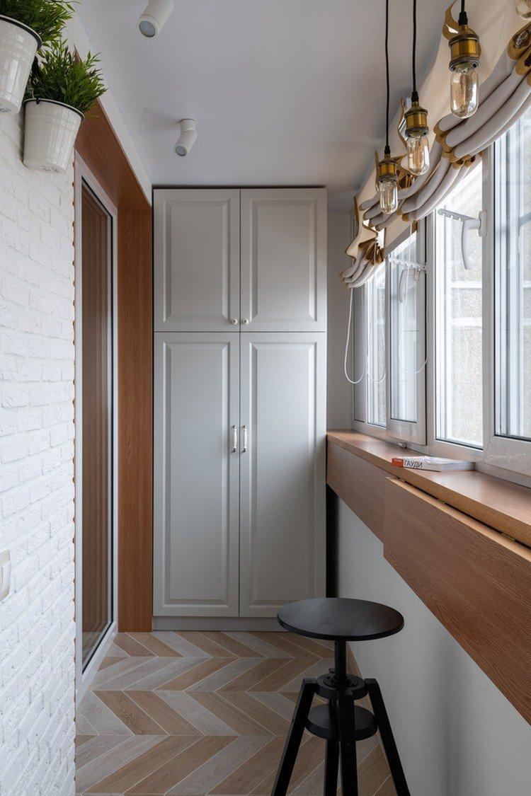 Stores romains sur un balcon ou une loggia - photo design d'intérieur