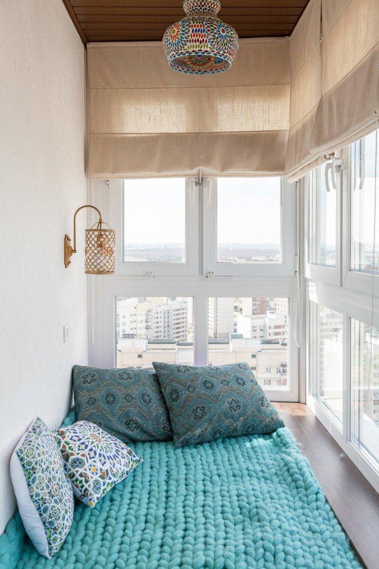 Stores romains sur un balcon ou une loggia - photo design d'intérieur