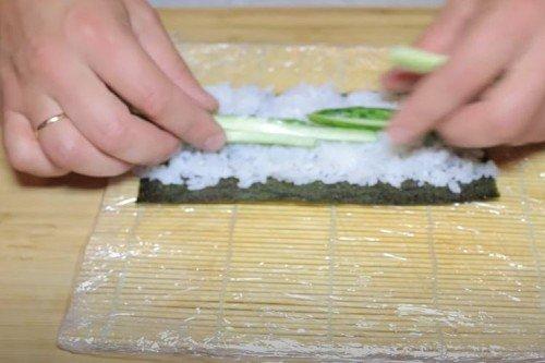 Rouleaux de maki maison - une recette étape par étape