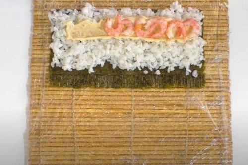 Rouleau épicé aux crevettes à la maison - une recette étape par étape