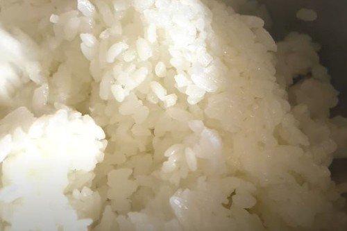 Rouleau au poulet et graines de sésame à la maison - une recette étape par étape