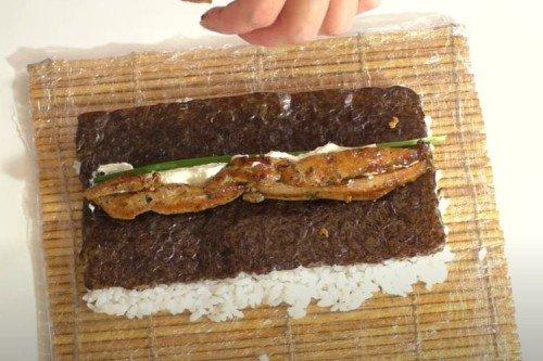 Rouleau au poulet et graines de sésame à la maison - une recette étape par étape