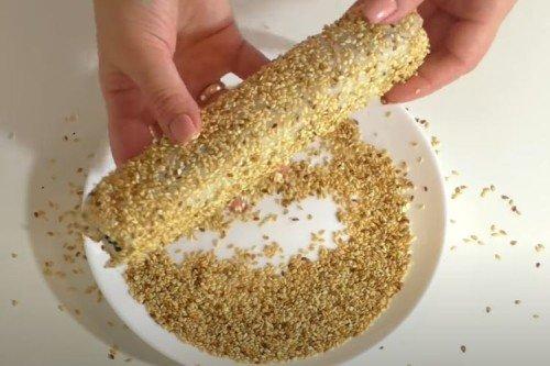 Rouleau au poulet et graines de sésame à la maison - une recette étape par étape