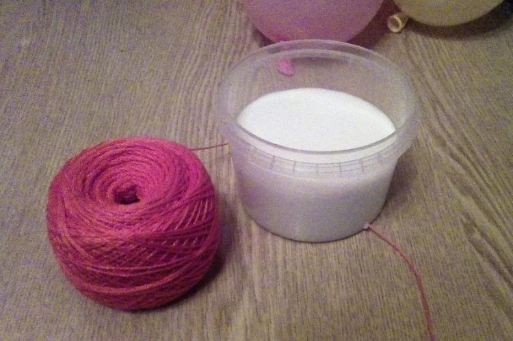 Guirlande avec pelotes de fil - Broderie pour la maison