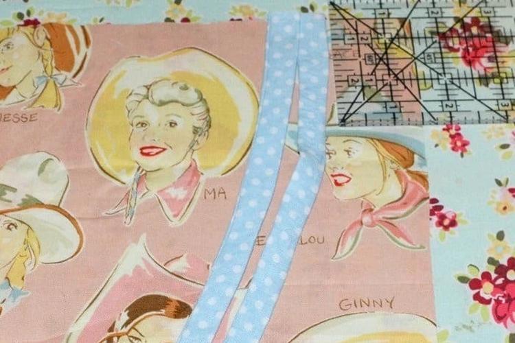 Oreillers avec boutons sur les chaises - Artisanat pour la maison