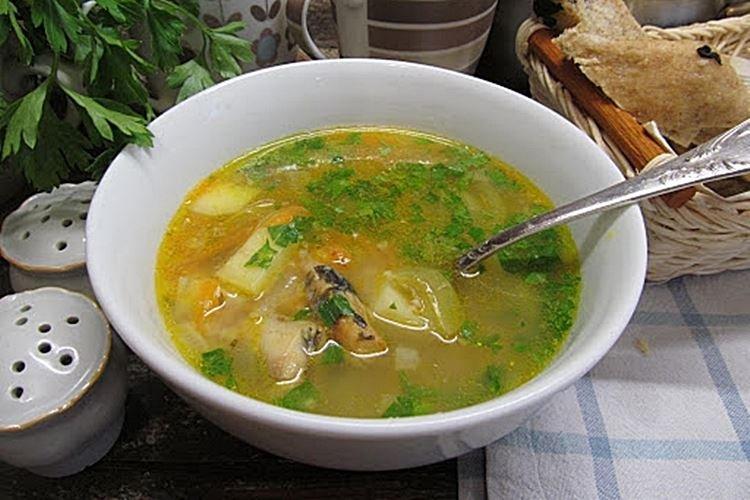 Soupe de poisson saumon rose en conserve aux graines de carvi et herbes - recettes