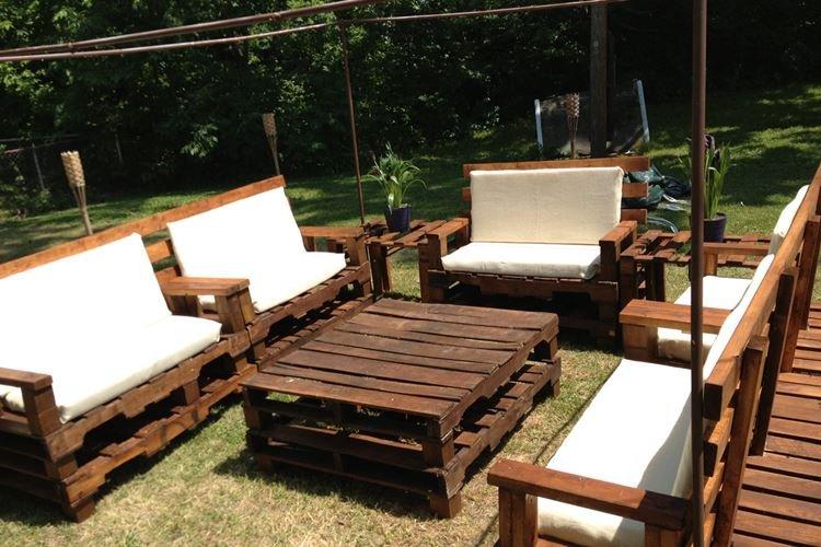 Table de jardin - Mobilier de jardin en palettes pour une résidence d'été photo