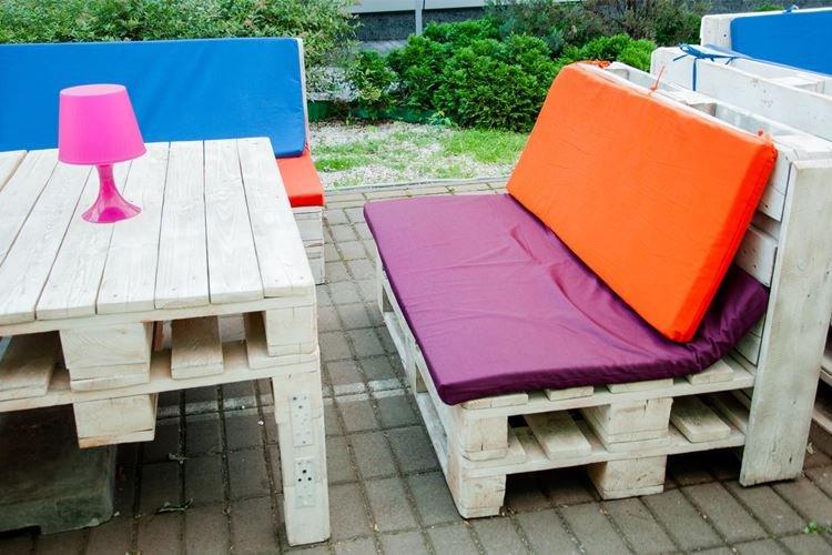 Table de jardin - Mobilier de jardin en palettes pour une résidence d'été photo