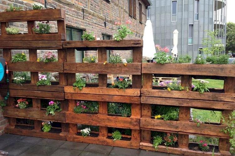 Clôture en palettes - Mobilier de jardin en palettes pour donner une photo
