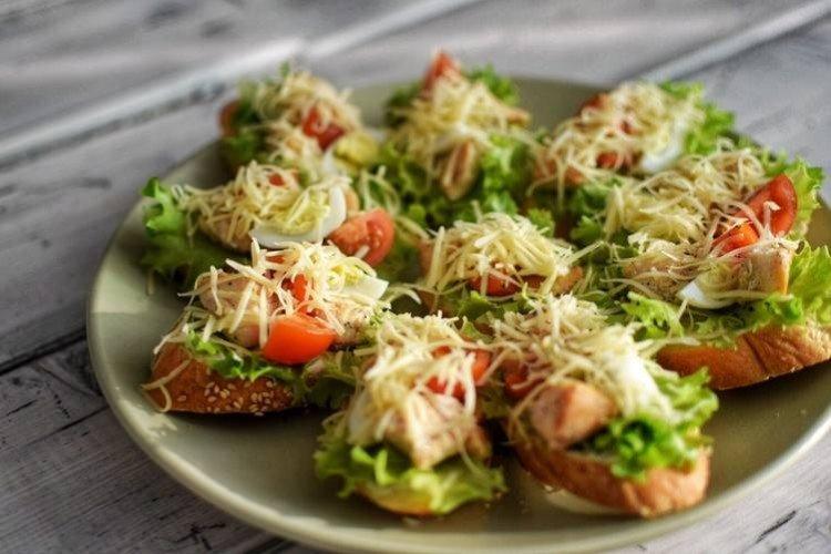 Bruschetta avec salade César au poulet - recettes