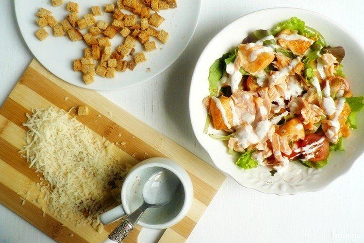 Salade César au poulet avec sauce à la crème sure - recettes
