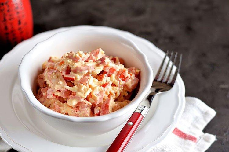 Salade de la mer rouge aux bâtonnets de crabe et chou - recettes