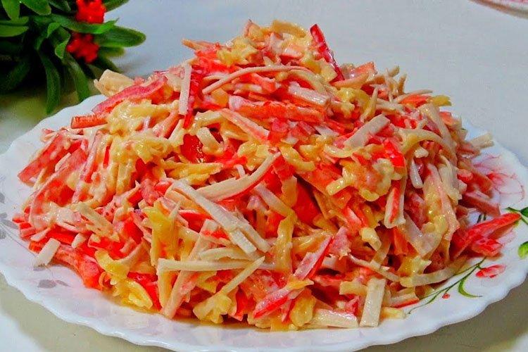 Salade de la mer rouge aux bâtonnets de crabe et betteraves - recettes