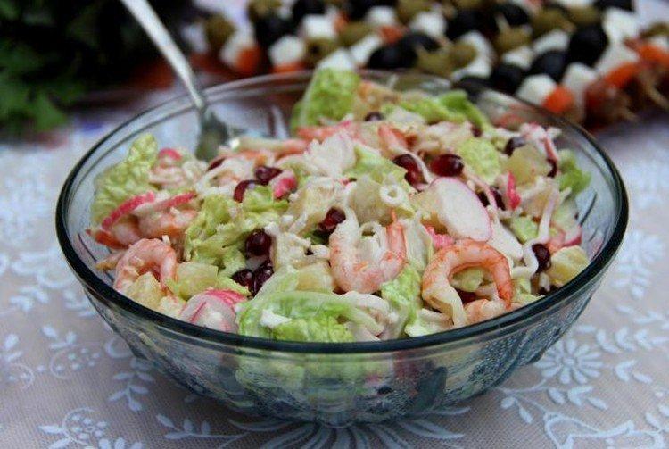 Salade de bâtonnets de crabe, chou et crevettes - recettes