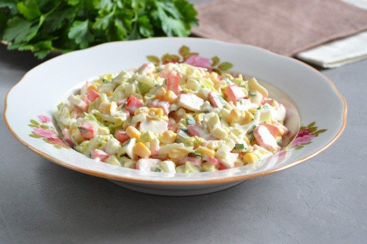 Salade de bâtonnets de crabe, chou et pommes de terre - recettes