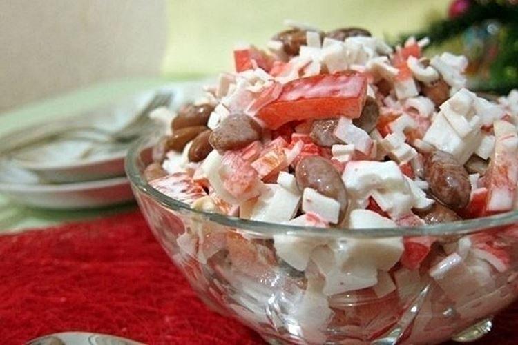 Salade aux bâtonnets de crabe, tomates et haricots - recettes