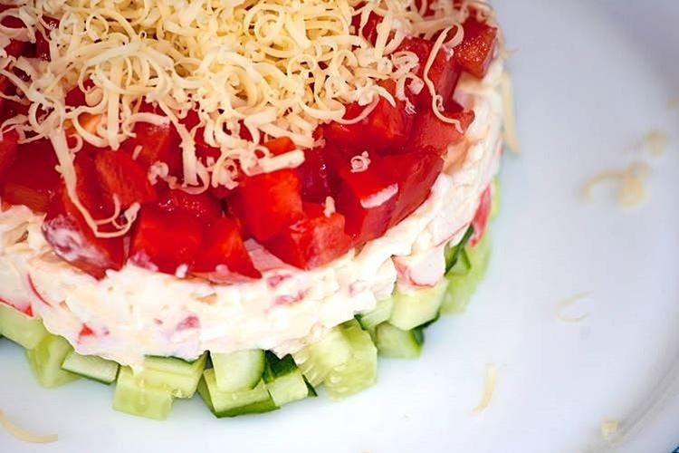 Salade aux bâtonnets de crabe, tomates et légumes - recettes