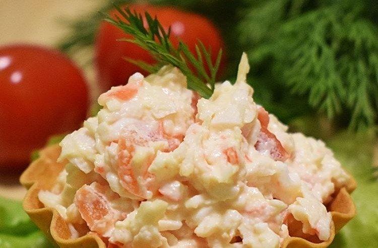 Salade aux bâtonnets de crabe, tomates et fromage fondu - recettes
