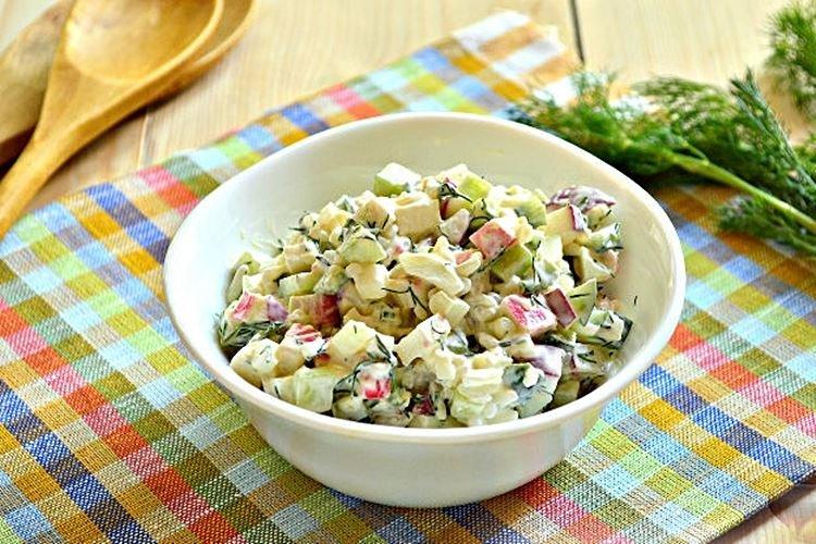 Salade aux bâtonnets de crabe, riz et concombres - recettes