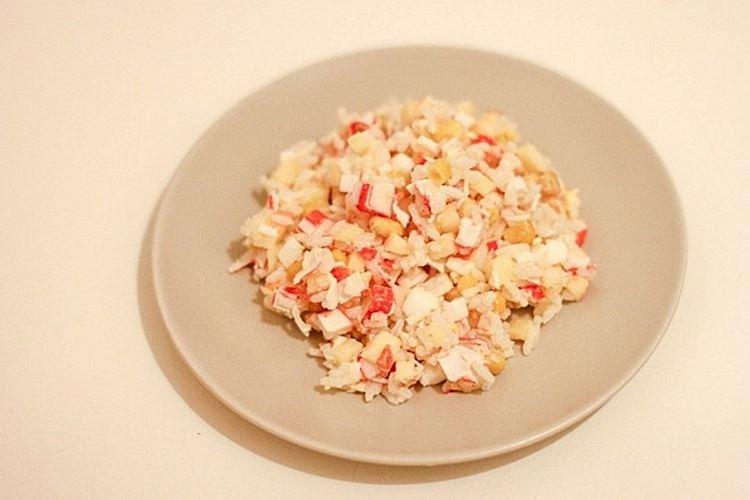 Salade aux bâtonnets de crabe, riz et pommes - recettes
